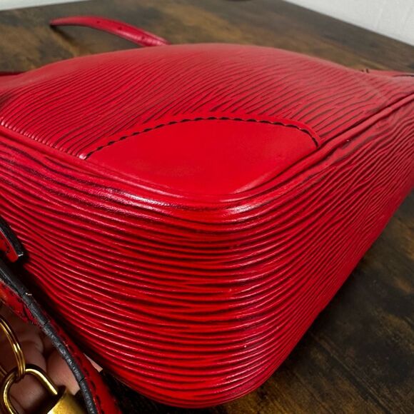 Louis Vuitton Vintage Trocadero 24 Red Epi Leather Crossbody Bag - Picture 12 of 16